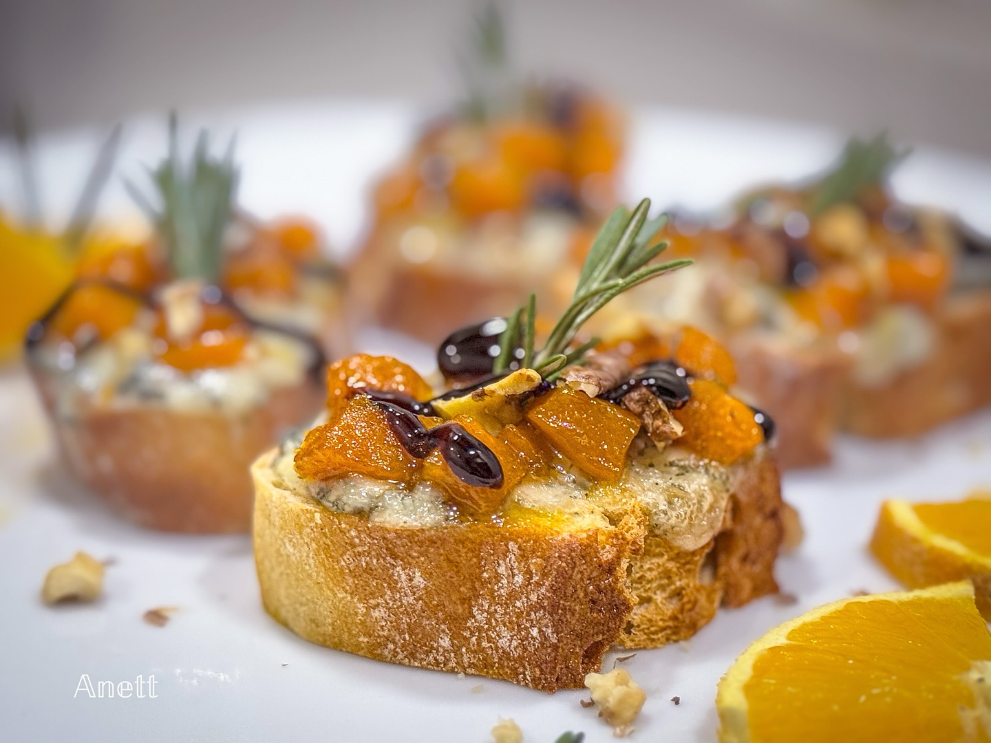 Crostini cu gorgonzola, dovleac și portocală