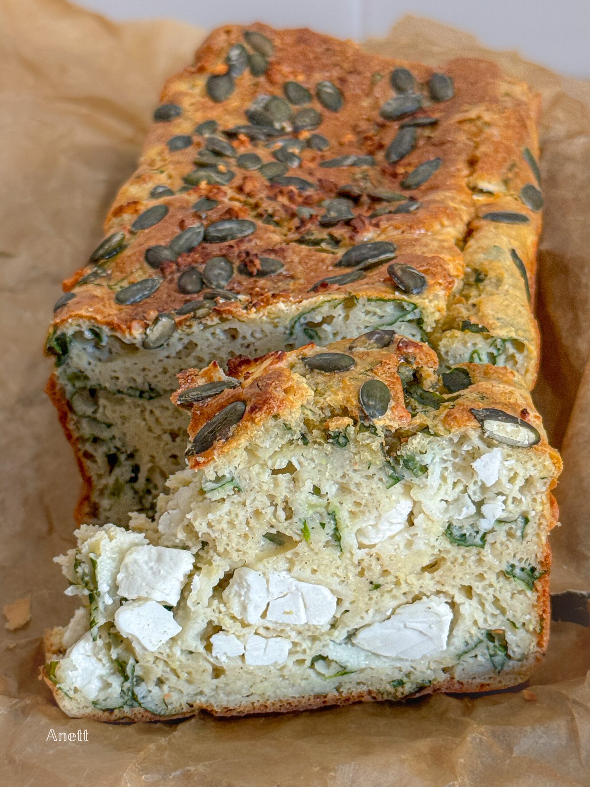 Chec cu dovlecel, brânză de capră și busuioc